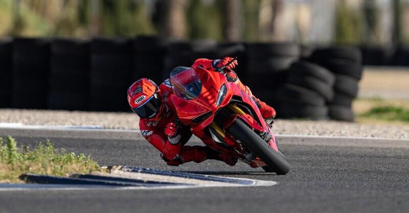 MotoGP 2026. Un tavolo spartano, due sedie di plastica: l'allenamento (con caduta) di Marc M&aacute;rquez al circuito Aspar [VIDEO]