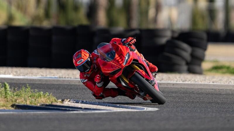 MotoGP 2026. Un tavolo spartano, due sedie di plastica: l'allenamento (con caduta) di Marc M&aacute;rquez al circuito Aspar [VIDEO]