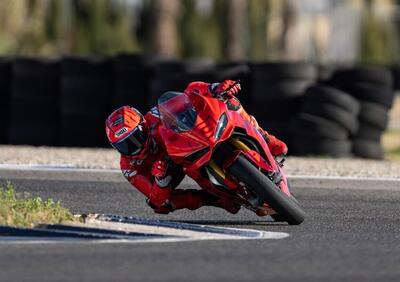 MotoGP 2026. Un tavolo spartano, due sedie di plastica: l'allenamento (con caduta) di Marc Márquez al circuito Aspar [VIDEO]