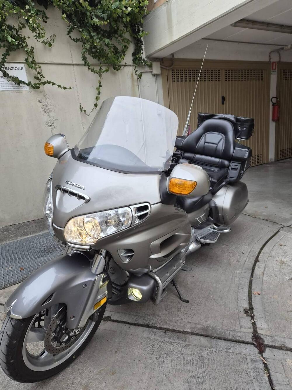 Honda GL 1800 Gold Wing (2000 - 05) (3)
