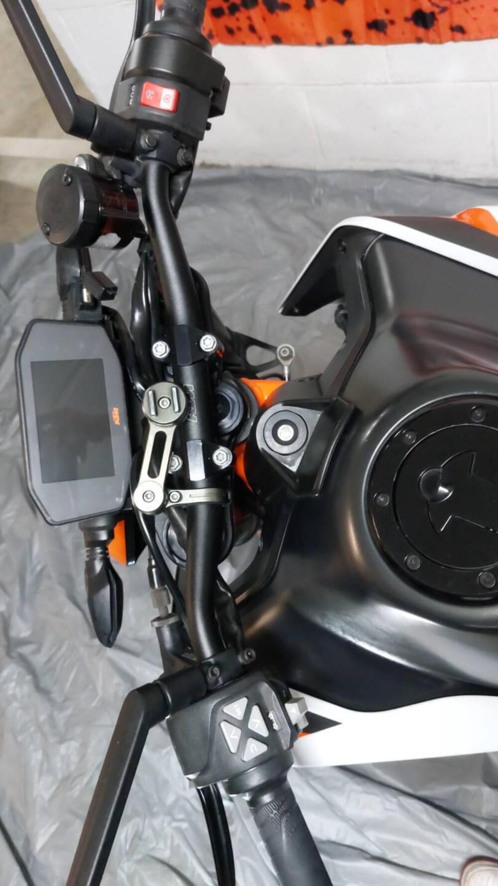 KTM 890 Duke R (2021) (13)