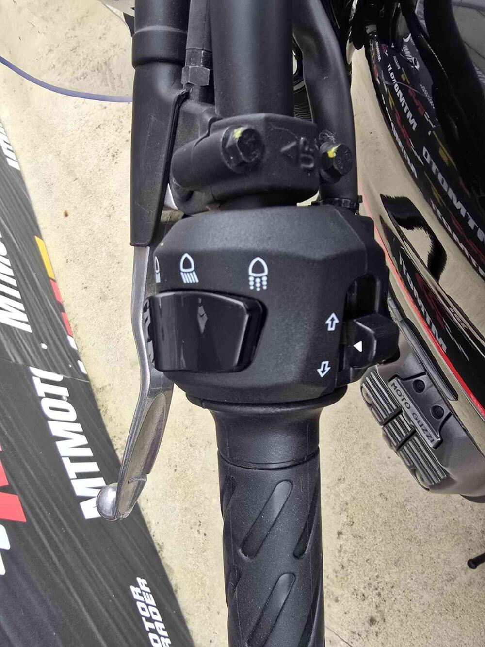 Moto Guzzi V7 Stone Special Edition (2022 - 25) (17)