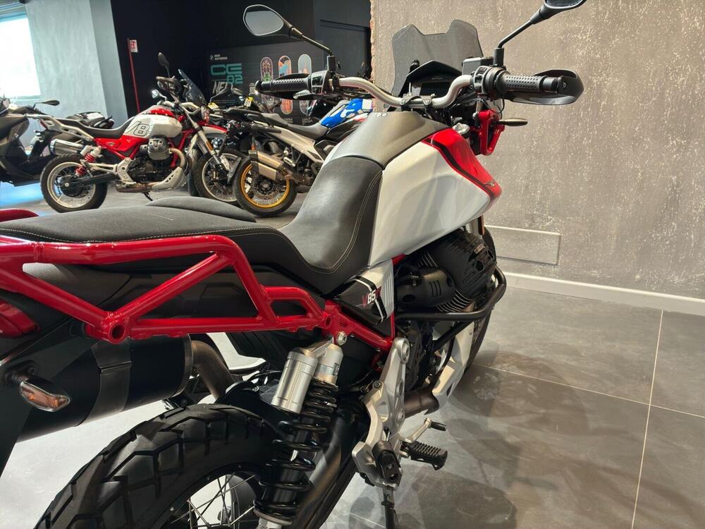 Moto Guzzi V85 TT Evocative Graphics (2021 - 23) (11)