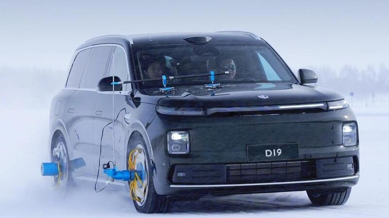 Sicurezza testata al limite: doppia esplosione di gomme sul ghiaccio per la Leapmotor D19 