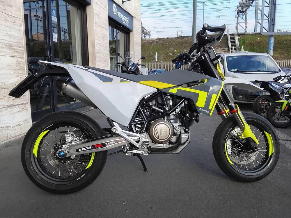 Husqvarna 701 Supermoto (2022) (2)