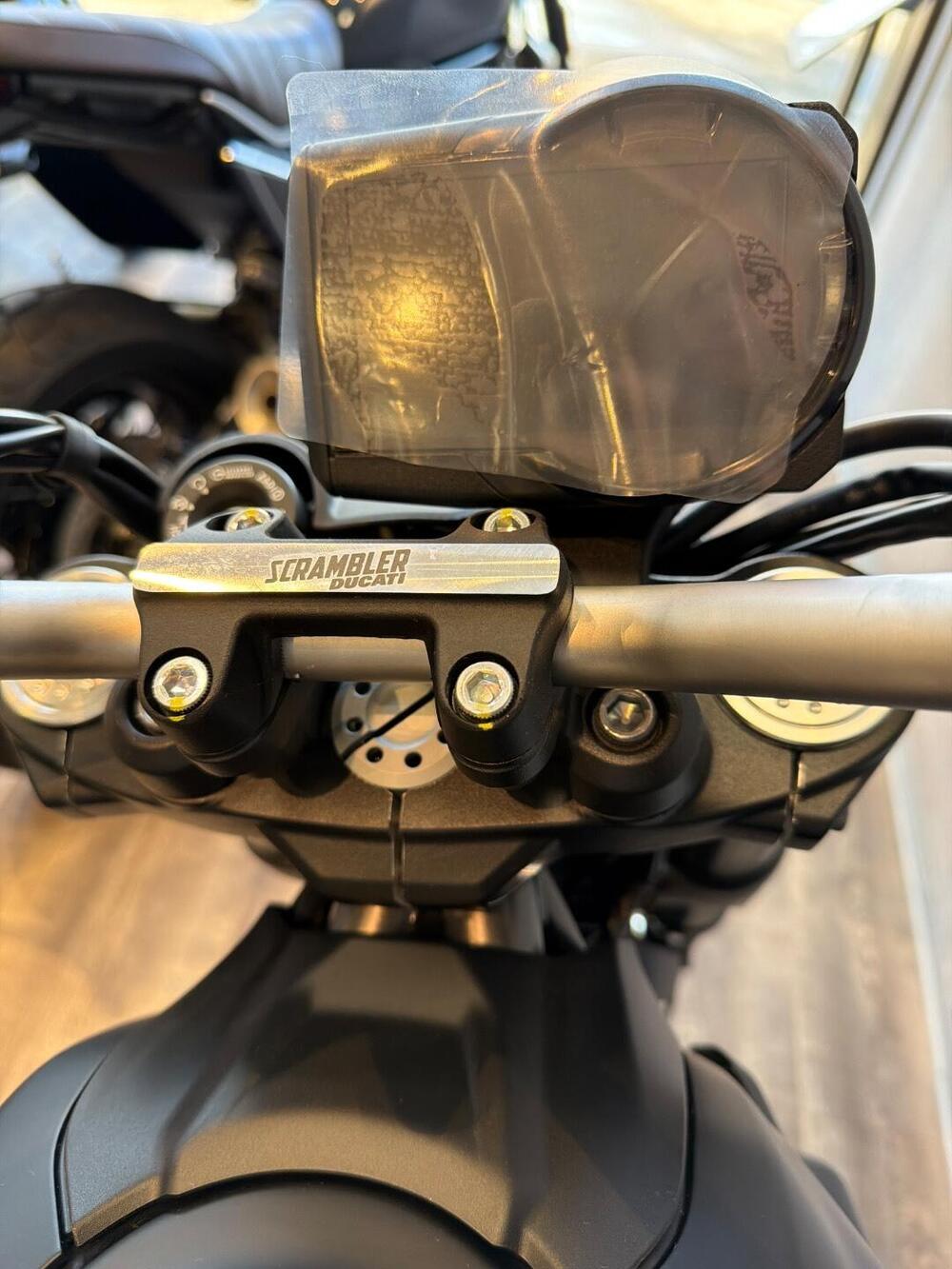 Ducati Scrambler 800 Icon Dark (2025 - 26) (4)