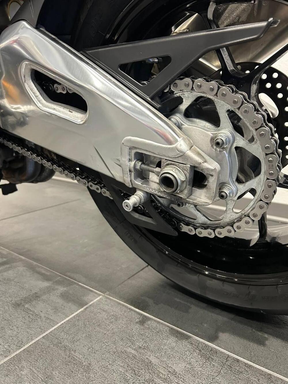 Aprilia Tuono V4 RR (2017 - 18) (17)