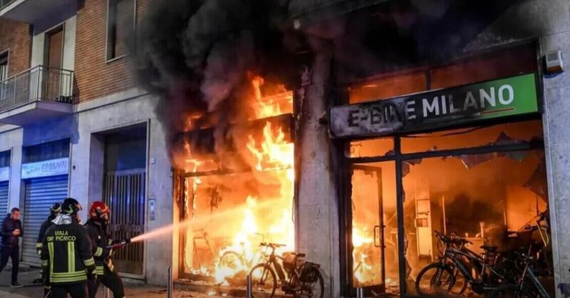 Incendio in un negozio di bici elettriche a Milano, evacuato il palazzo e 22 persone assistite