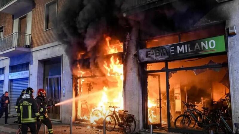 Incendio in un negozio di bici elettriche a Milano, evacuato il palazzo e 22 persone assistite