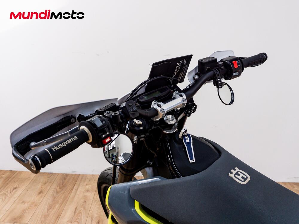 Husqvarna 701 Supermoto (2022) (11)