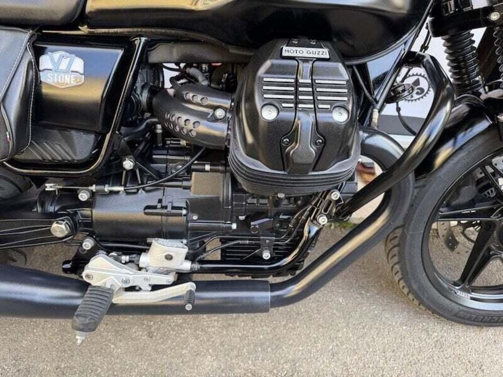 Moto Guzzi V7 Stone (2021 - 24) (8)