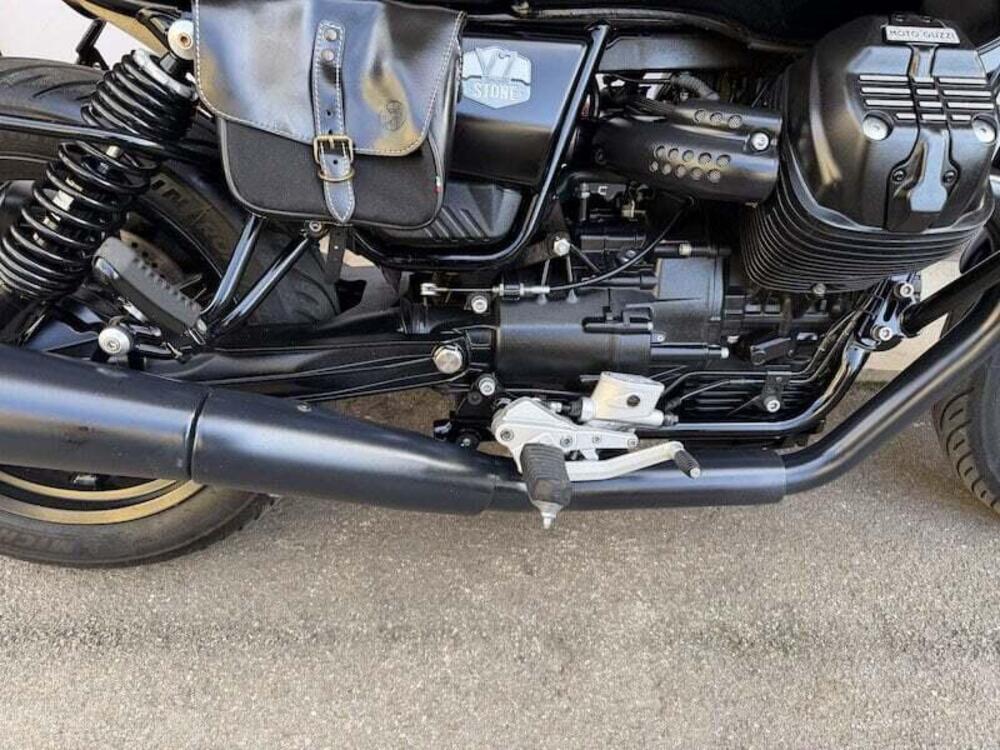Moto Guzzi V7 Stone (2021 - 24) (9)