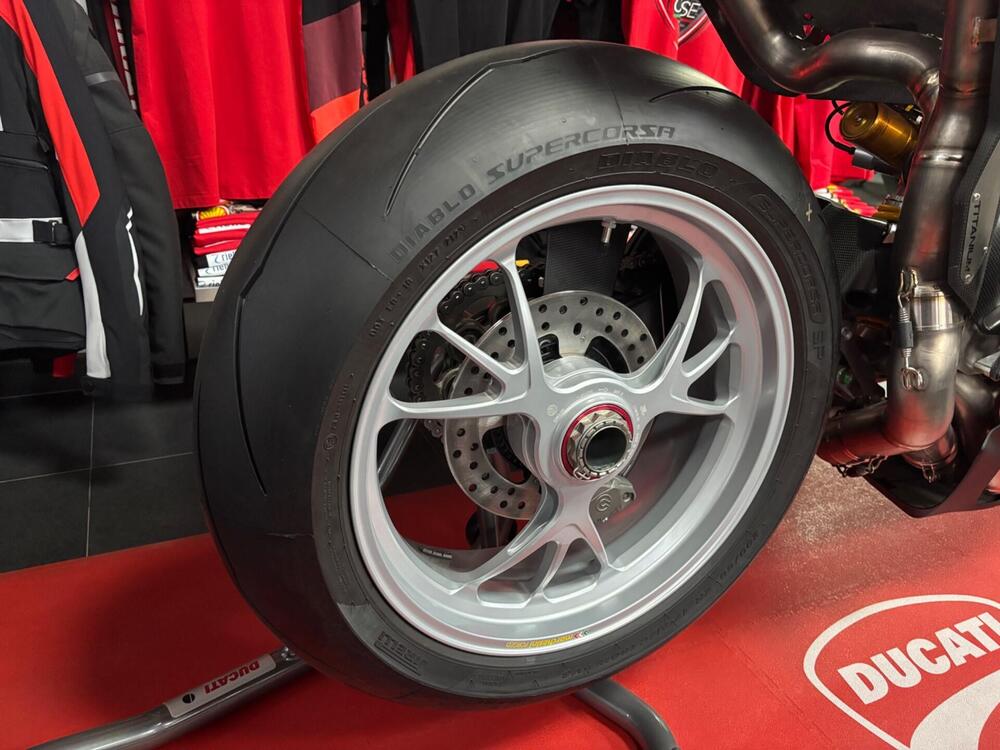 Ducati Panigale V4 Bautista 2022 World Champion Replica (2023) (6)