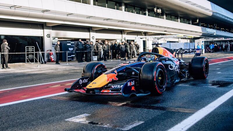 I test blindati della F1 a Barcellona sono un&rsquo;occasione persa: lo dimostra il Day 1 dominato dalla Red Bull con Hadjar