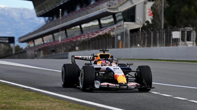 Liam Lawson a bordo della VCARB03 a Barcellona