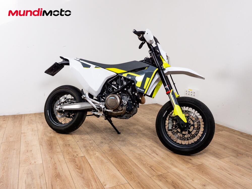 Husqvarna 701 Supermoto (2022) (2)