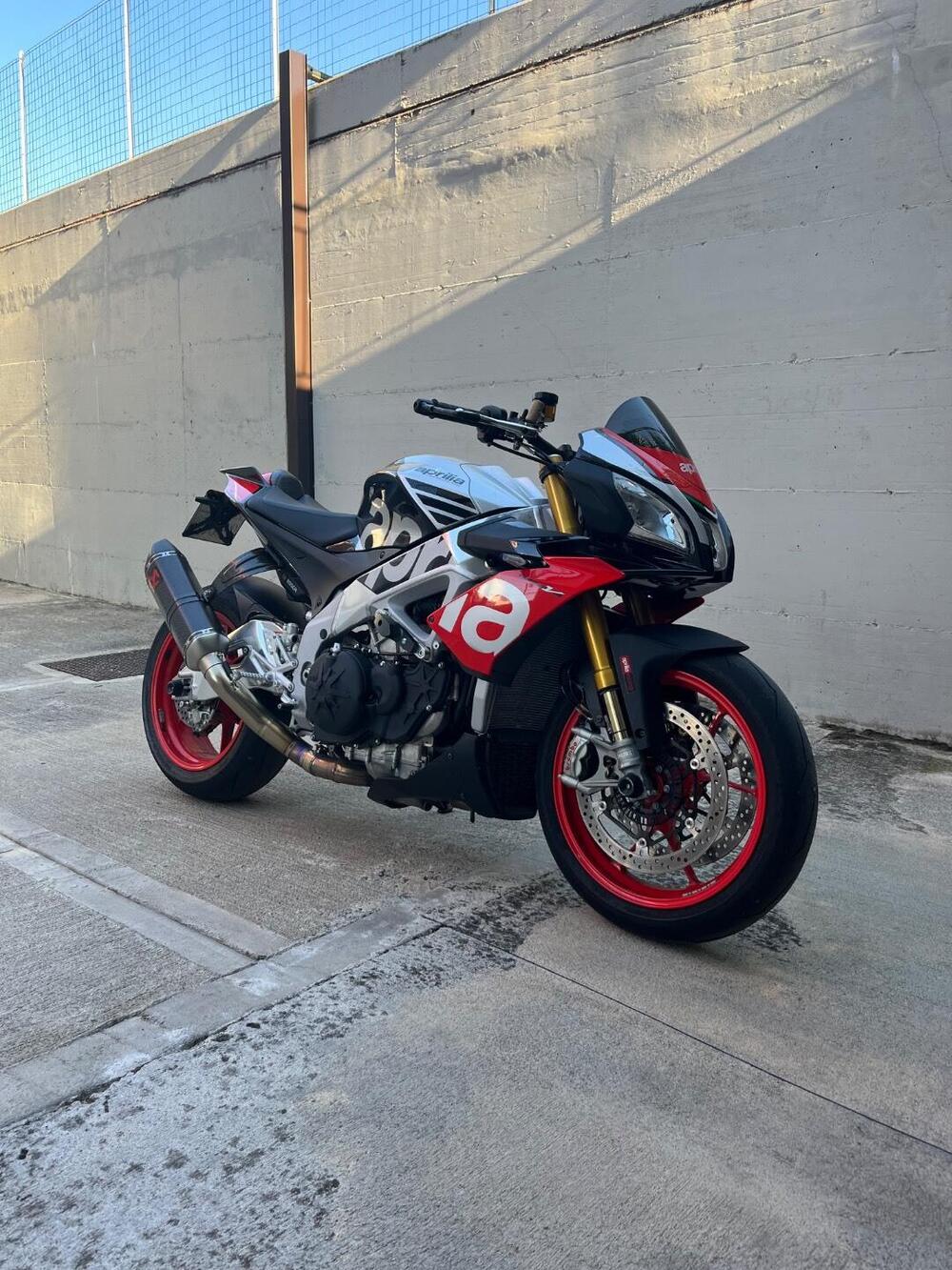 Aprilia Tuono V4 Factory (2017 - 18) (2)