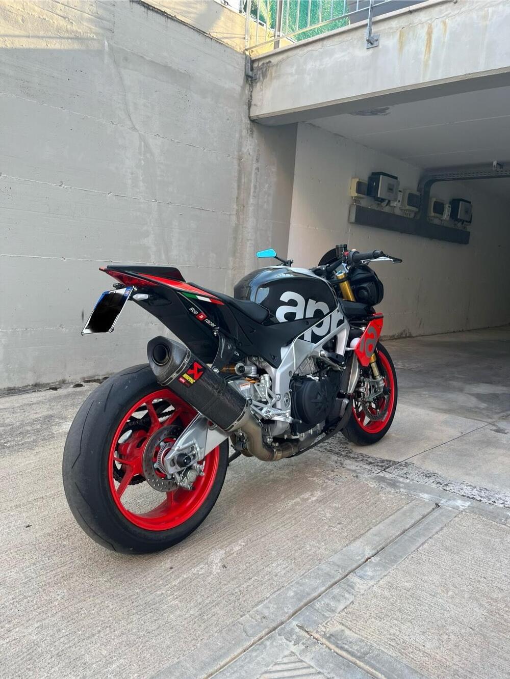 Aprilia Tuono V4 Factory (2017 - 18) (4)