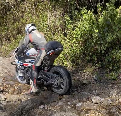 Una BMW S1000 RR in mulattiera... verit&agrave; o AI? [VIDEO] 