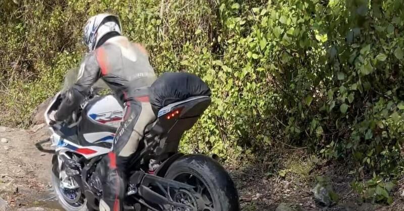 Una BMW S1000 RR in mulattiera... verit&agrave; o AI? [VIDEO] 