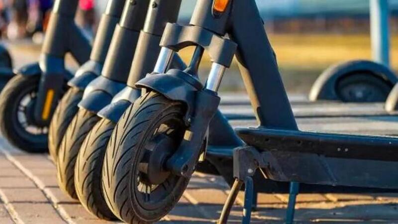 Cremona, trasloco in monopattino... ed il video sbanca il web!