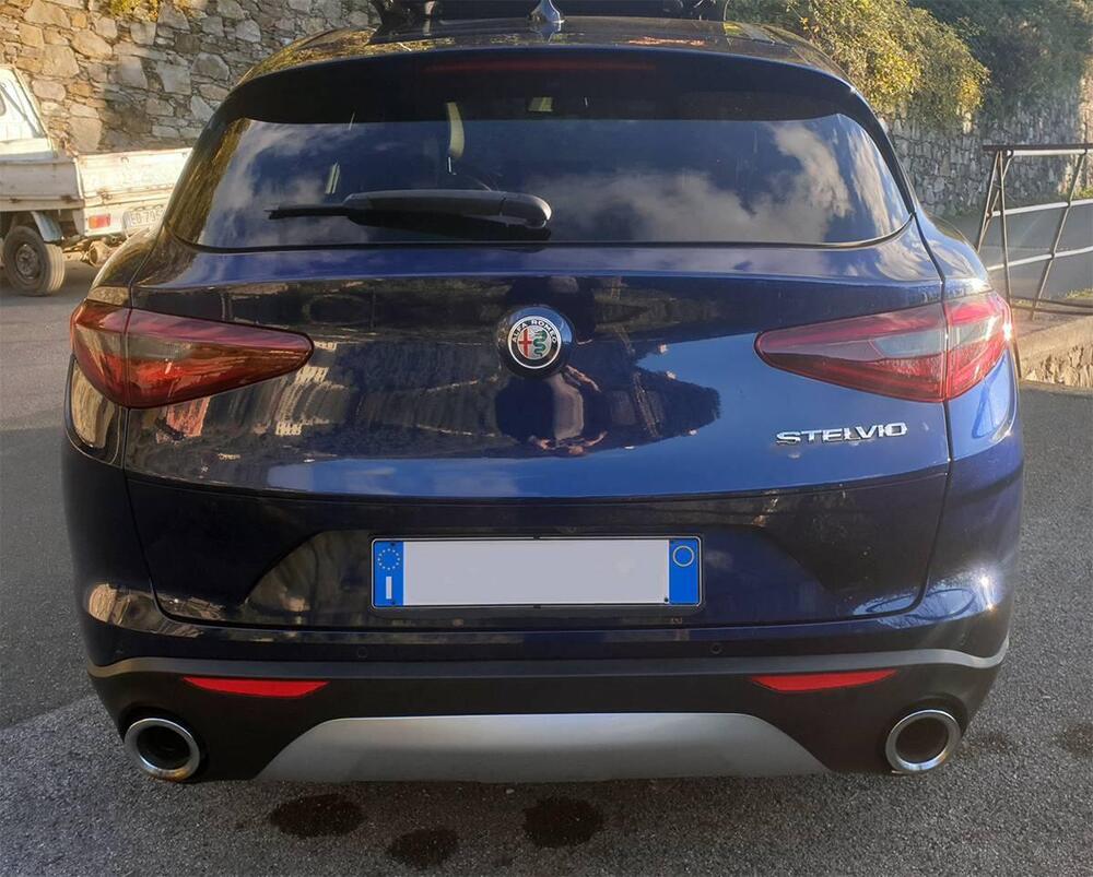 Alfa Romeo Stelvio usata a Genova (11)
