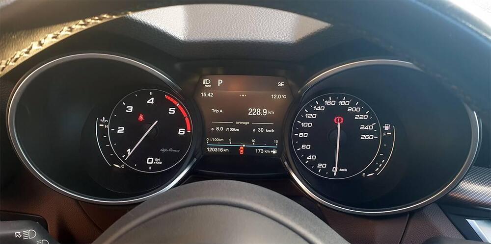 Alfa Romeo Stelvio usata a Genova (12)