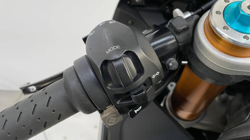 Aprilia RSV4 RF ABS (2015 - 17) (11)