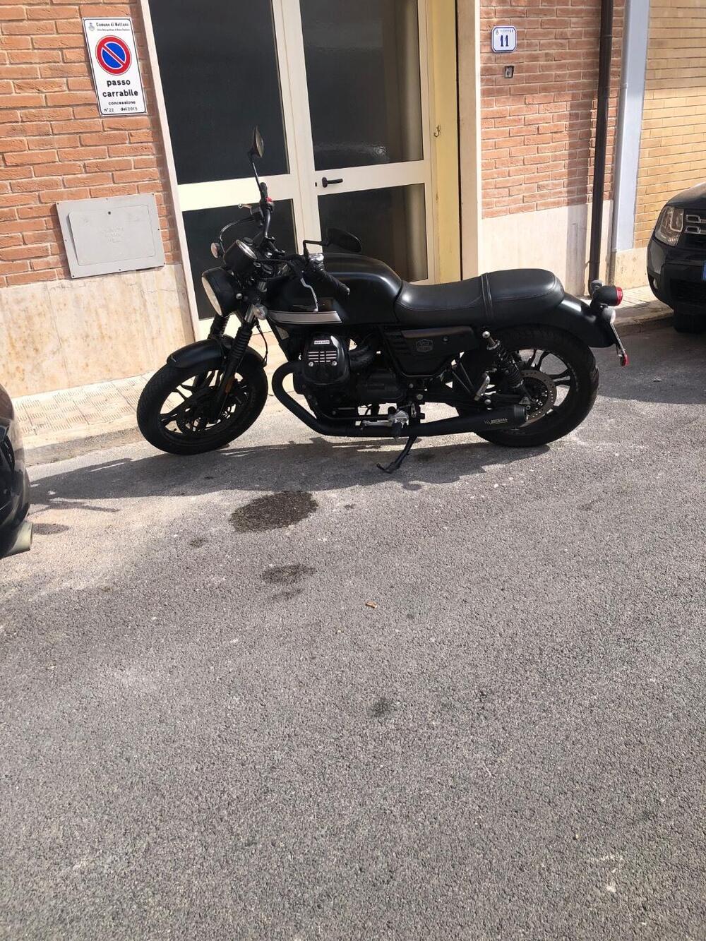 Moto Guzzi V7 III Stone (2017 - 20) (2)