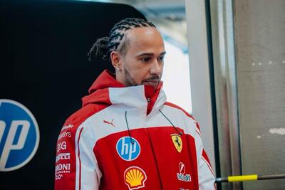 F1. &ldquo;Poteva andare molto peggio&rdquo;: la pioggia non ferma la Ferrari SF-26 di Lewis Hamilton nei test di Barcellona