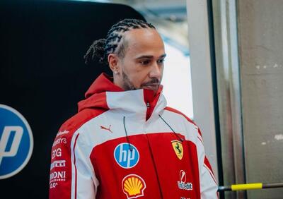 F1. “Poteva andare molto peggio”: la pioggia non ferma la Ferrari SF-26 di Lewis Hamilton nei test di Barcellona