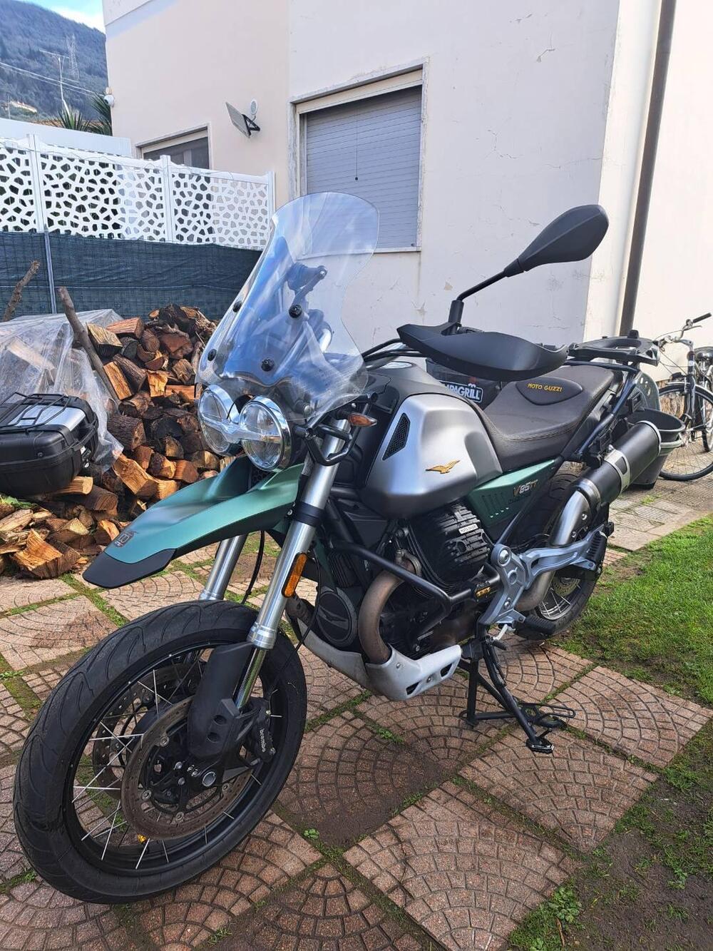 Moto Guzzi V85 TT Centenario (2021 - 22) (2)