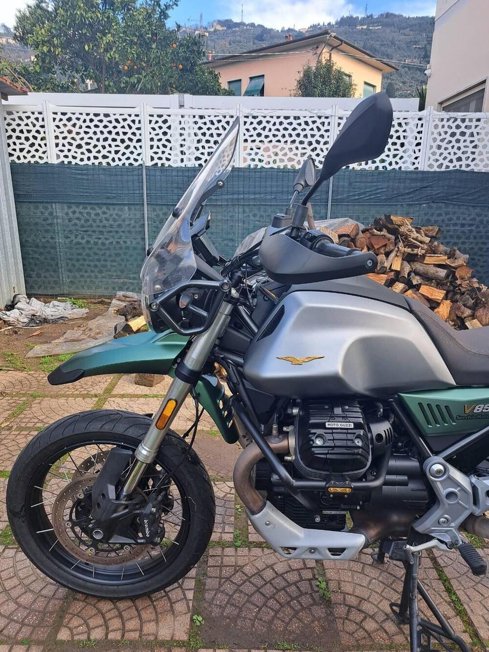 Moto Guzzi V85 TT Centenario (2021 - 22) (4)