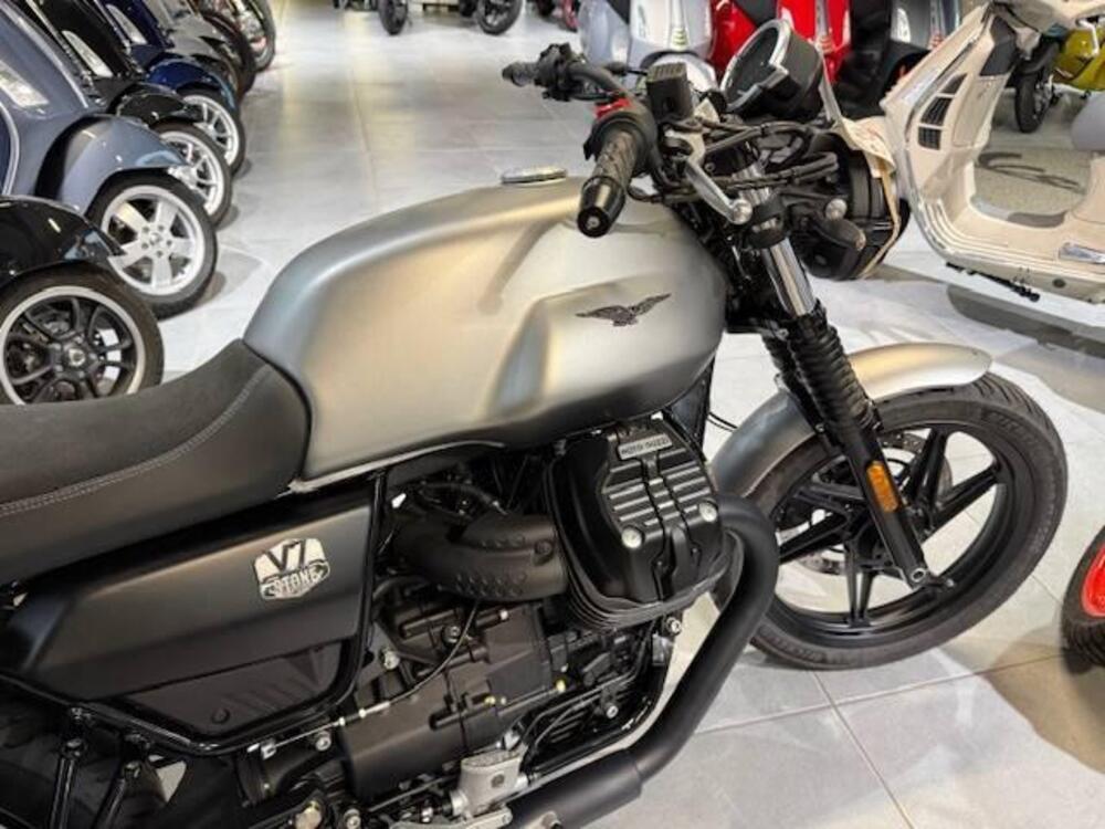 Moto Guzzi V7 Stone (2021 - 24) (3)