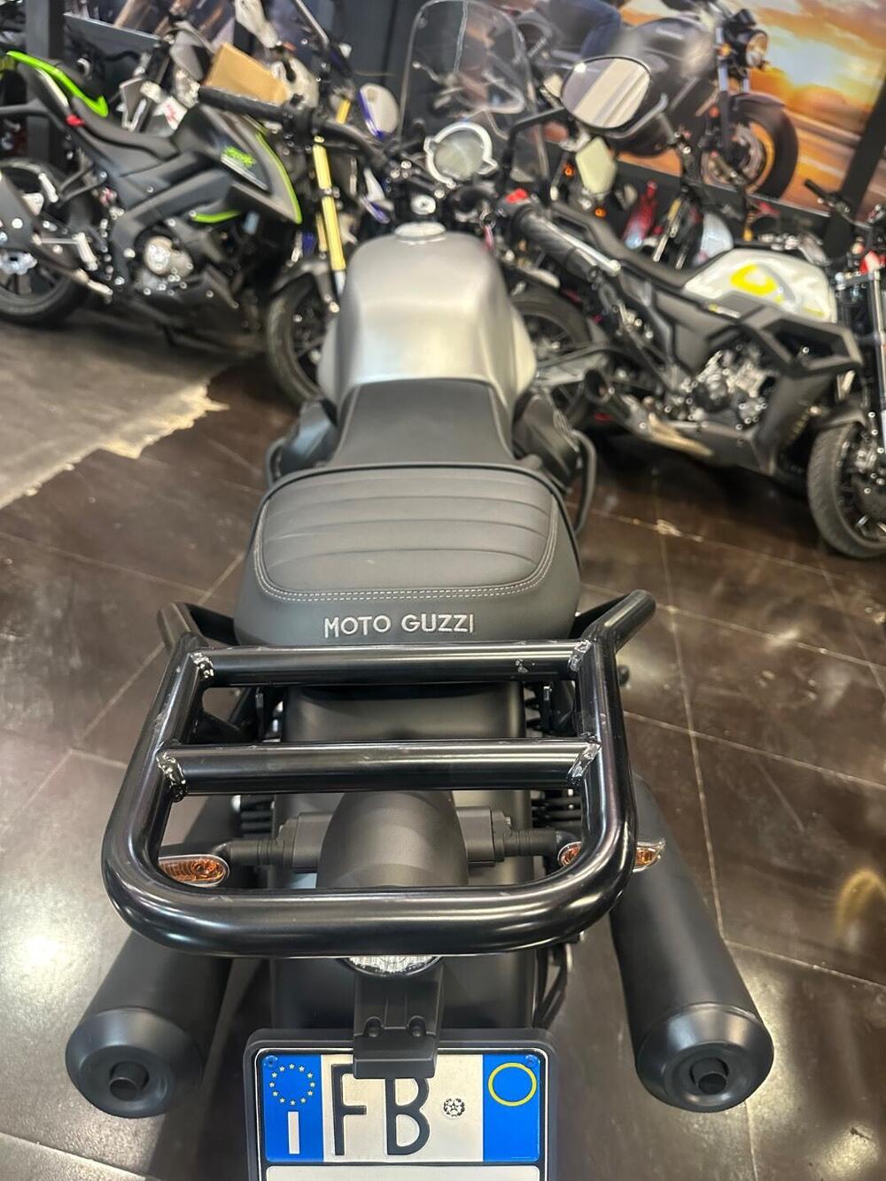 Moto Guzzi V7 Stone (2021 - 24) (3)