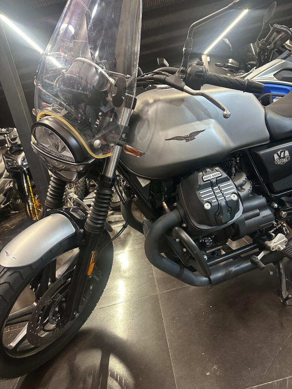 Moto Guzzi V7 Stone (2021 - 24) (5)