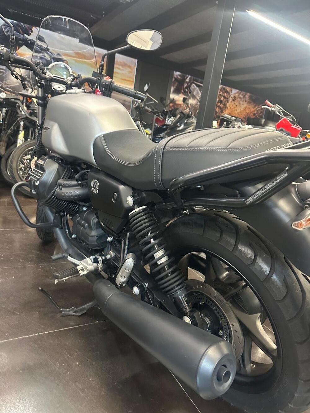 Moto Guzzi V7 Stone (2021 - 24) (6)