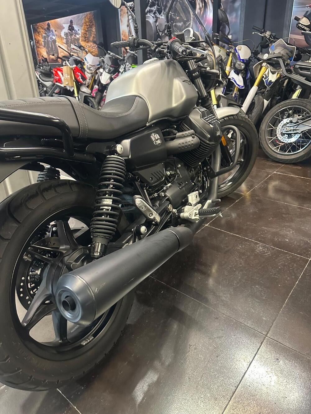 Moto Guzzi V7 Stone (2021 - 24) (7)