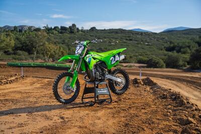 Cross 2 tempi Kawasaki: la rivoluzione parte dalla KX 85 da minicross