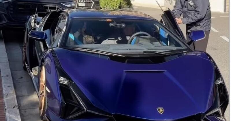 F1 2026, Aston Martin ancora ferma a Barcellona: l&rsquo;AMR26 ritarda, Alonso si gode la Lamborghini Si&aacute;n