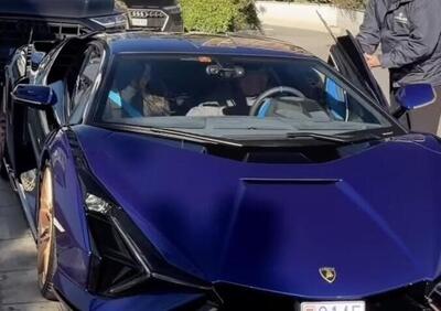 F1 2026, Aston Martin ancora ferma a Barcellona: l’AMR26 ritarda, Alonso si gode la Lamborghini Sián