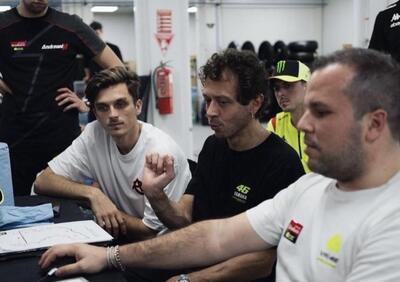 MotoGP 2026. Academy VR46 (e Valentino Rossi!) in pista in Indonesia, ma la pioggia rovina i piani [VIDEO]