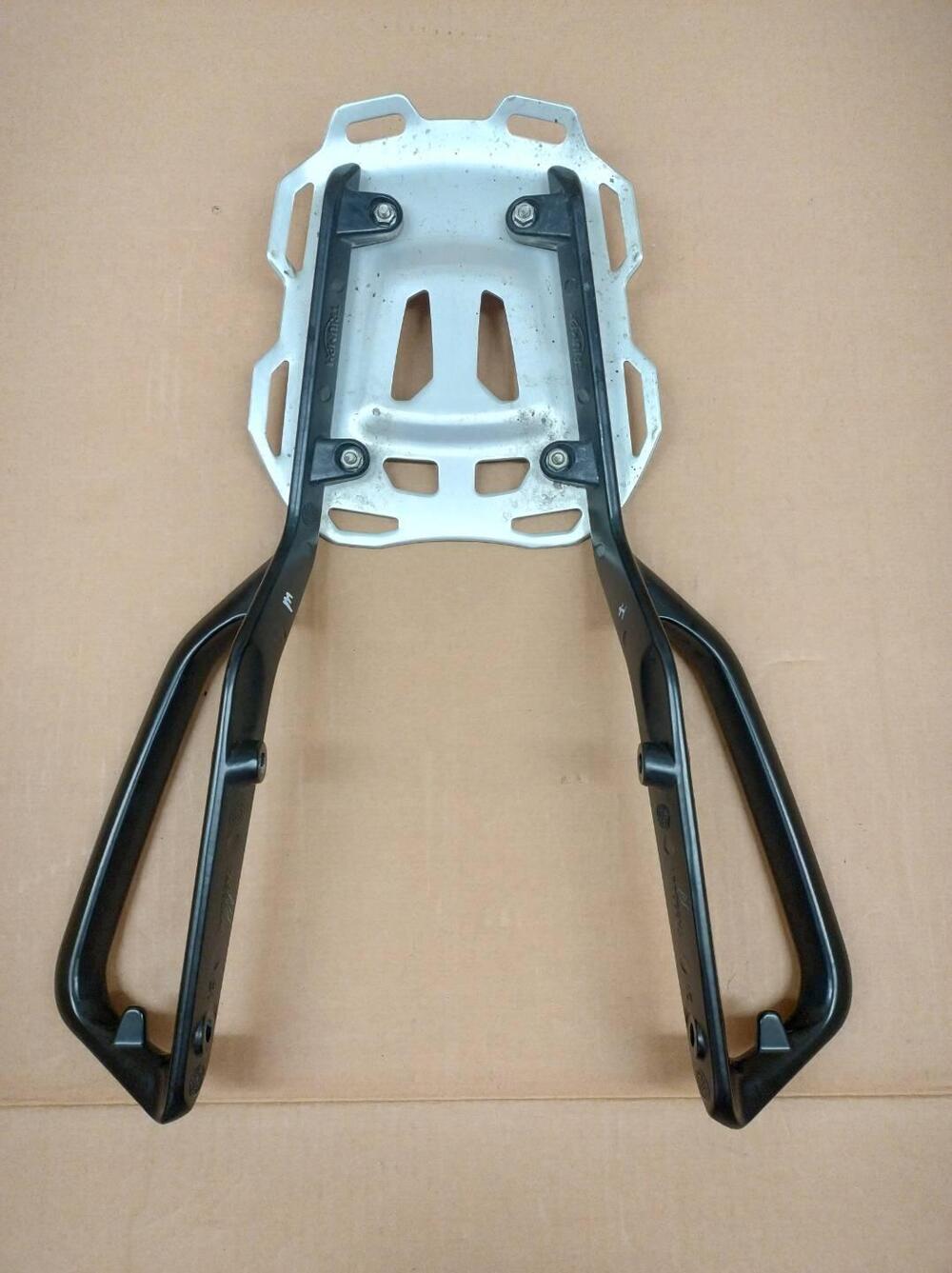 Portapacchi originale per Triumph Speed e Scramble (2)