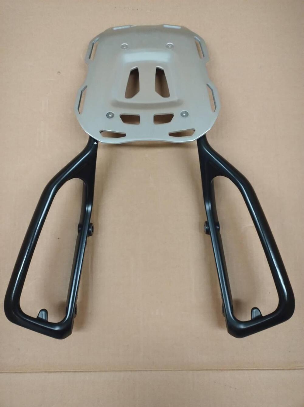 Portapacchi originale per Triumph Speed e Scramble (3)