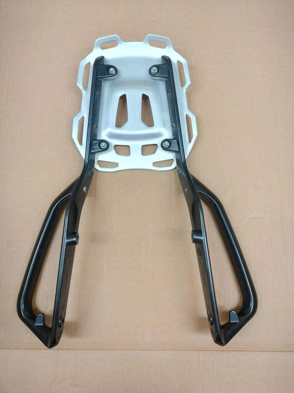 Portapacchi originale per Triumph Speed e Scramble (4)