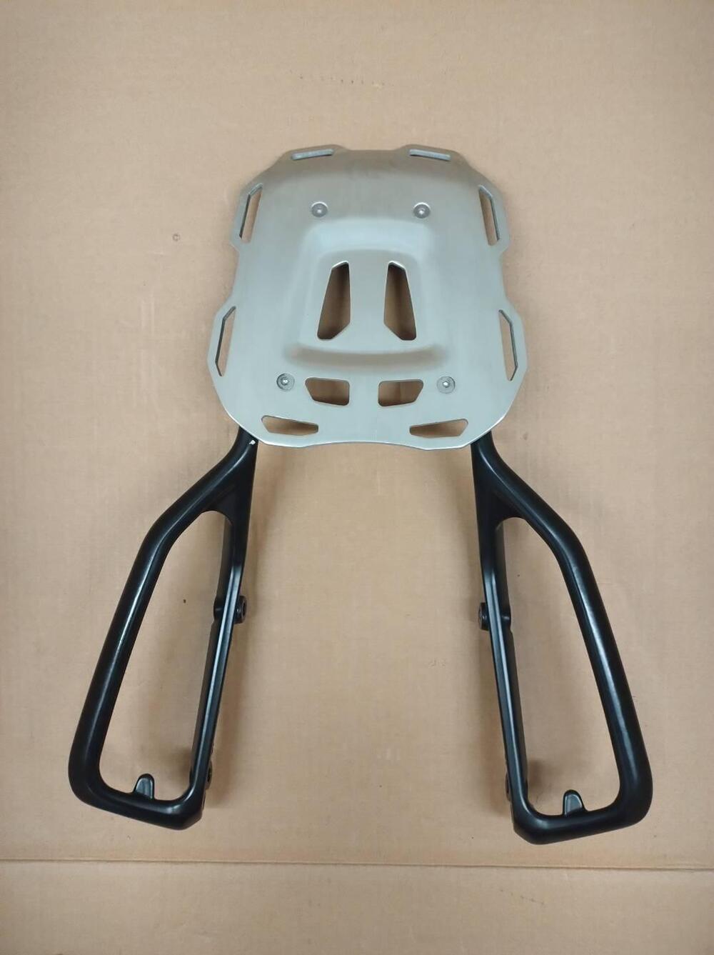 Portapacchi originale per Triumph Speed e Scramble (5)