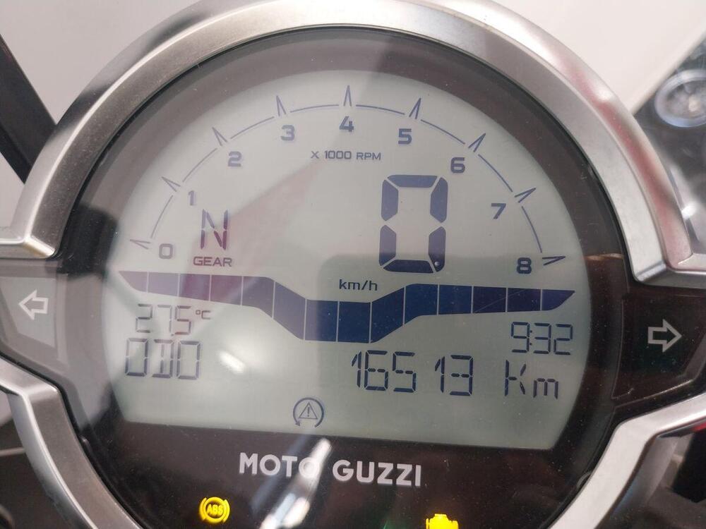 Moto Guzzi V7 Stone (2021 - 24) (3)