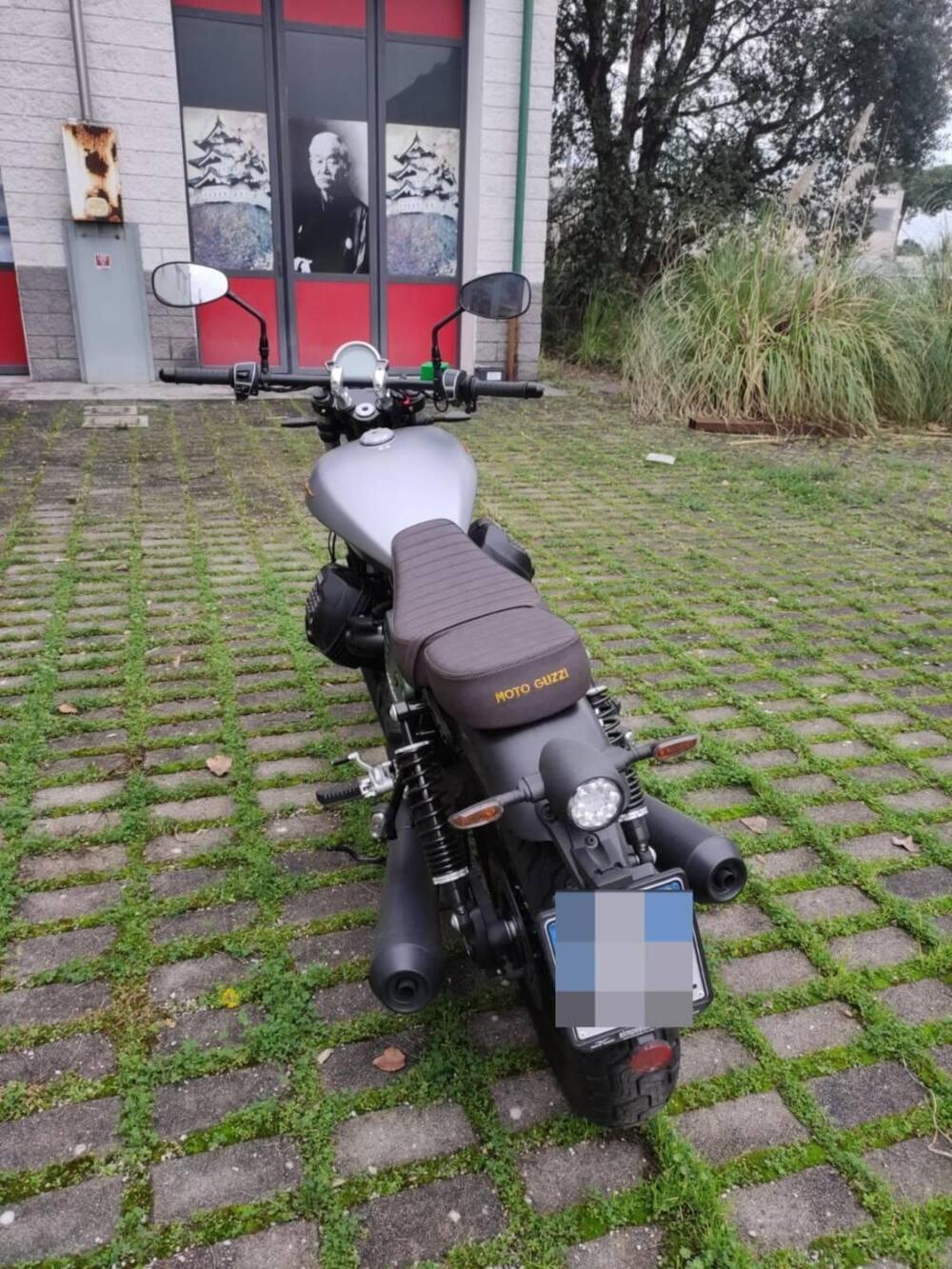 Moto Guzzi V9 Bobber Centenario (2021 - 22) (4)