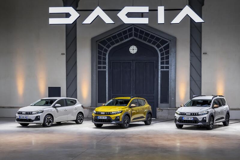 Dacia domina il mercato italiano e presenta la nuova Sandero: ecco il restyling