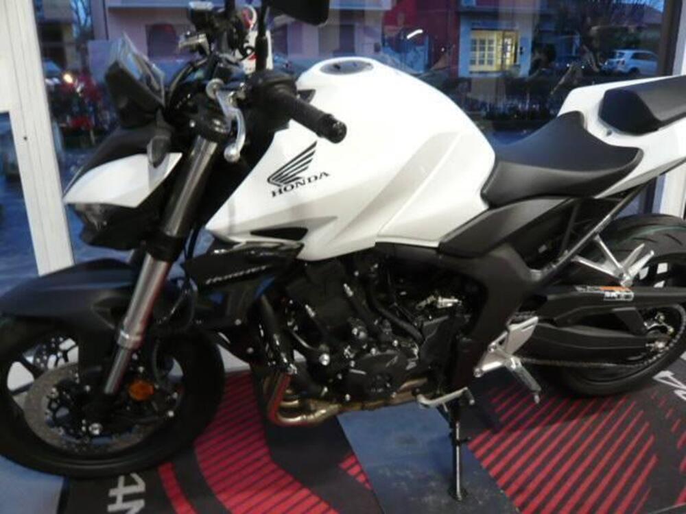 Honda CB 1000 Hornet (2025 - 26) (3)